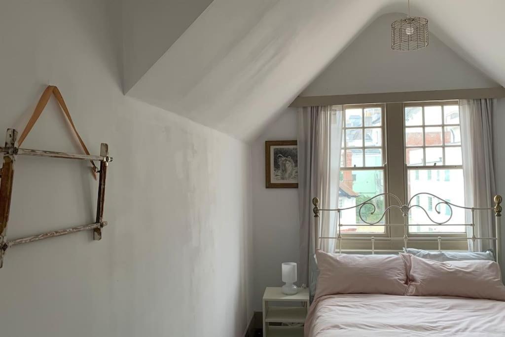 Lovely 4 Bedroom Home, Stones Throw From The * Brighton