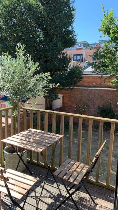 Holiday home Lovely 4 Bedroom Home, Stones Throw From The *